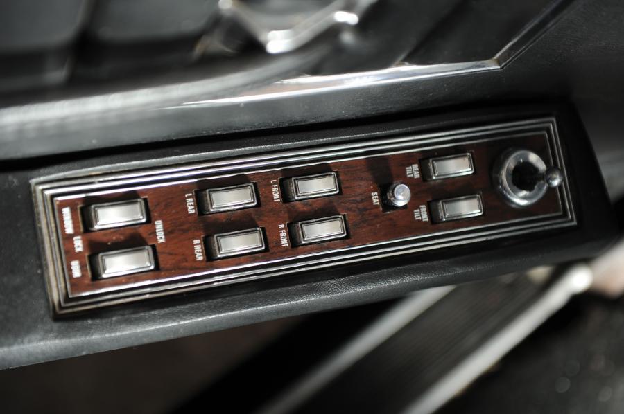  Lincoln Continental Stretch Limousine 1972 года  (фото 4 из 13)